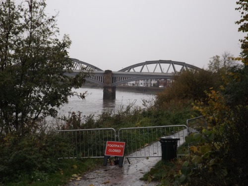 Closed towpath at Barnes Bridge